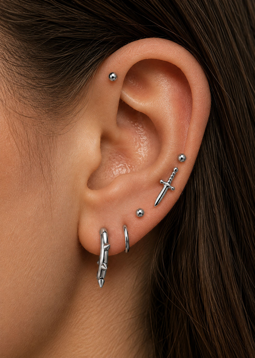 Helix piercings met helix ringetjes, clickers en labrets in verschillende stijlen.
