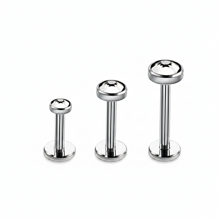 Deze Labret is gemaakt van Titanium en heeft een platte disc met kristal. Ideaal voor Helix, Tragus of Conch Piercing is verkrijgbaar in verschillende maten.