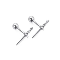Zilverkleurige barbell piercing van chirurgisch staal met dolk design. Geschikt voor oorpiercings met stoere en opvallende look.