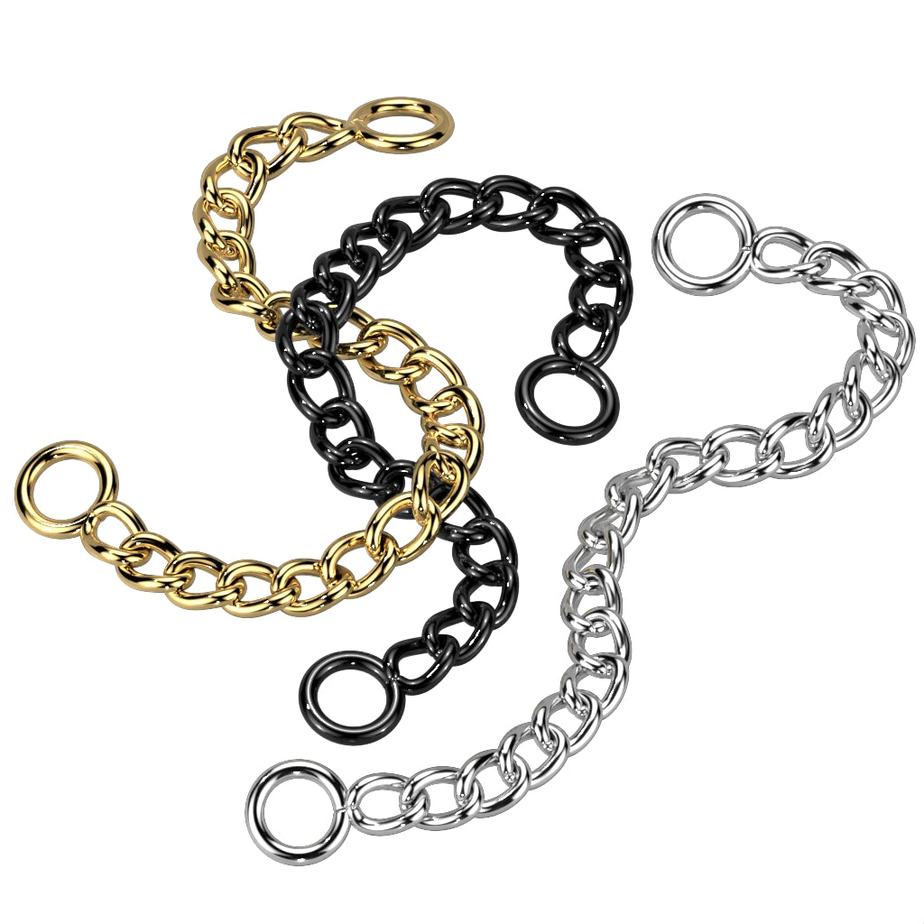 Verschillende kleuren piercingkettingen van chirurgisch staal.