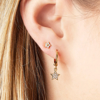Goudkleurige barbell piercing van roestvrij staal met goldplated afwerking en bloemdesign met zirconia. Geschikt voor oorpiercings met subtiele sparkle en elegante look.