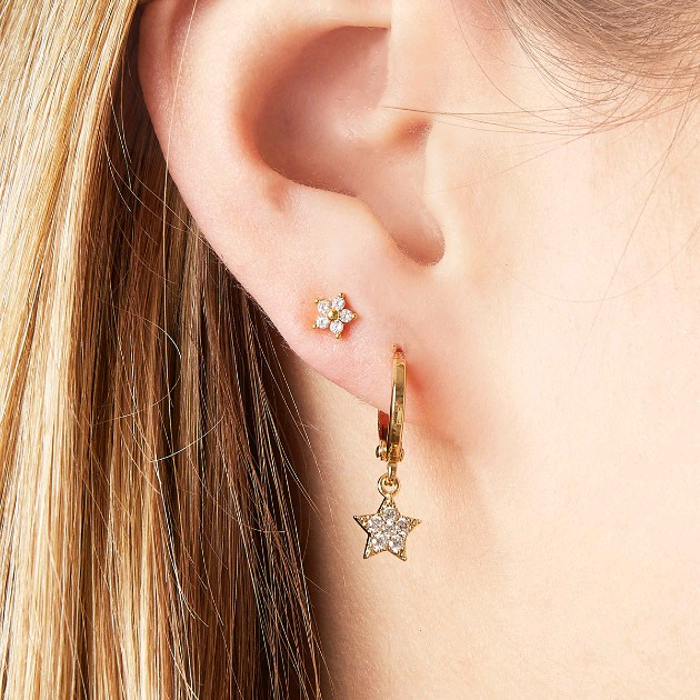 Goudkleurige barbell piercing van roestvrij staal met goldplated afwerking en bloemdesign met zirconia. Geschikt voor oorpiercings met subtiele sparkle en elegante look.