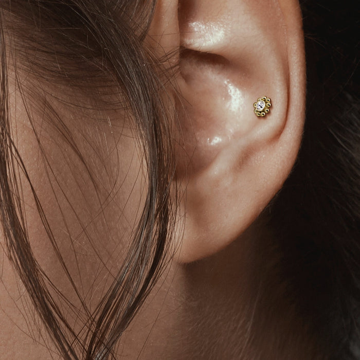 Sfeerbeeld - Zilverkleurige labret piercings met beads in meerdere stijlen van chirurgisch staal