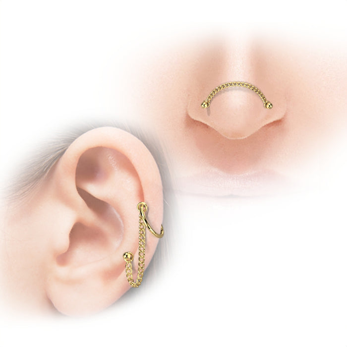 Model draagt goudkleurige oorbel met ketting in helix, en draagt de ketting in combinatie met een neuspiercing, voor een elegante uitstraling.