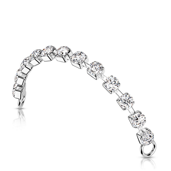 Zilverkleurige piercing ketting met kristallen accenten, gemaakt van chirurgisch staal.